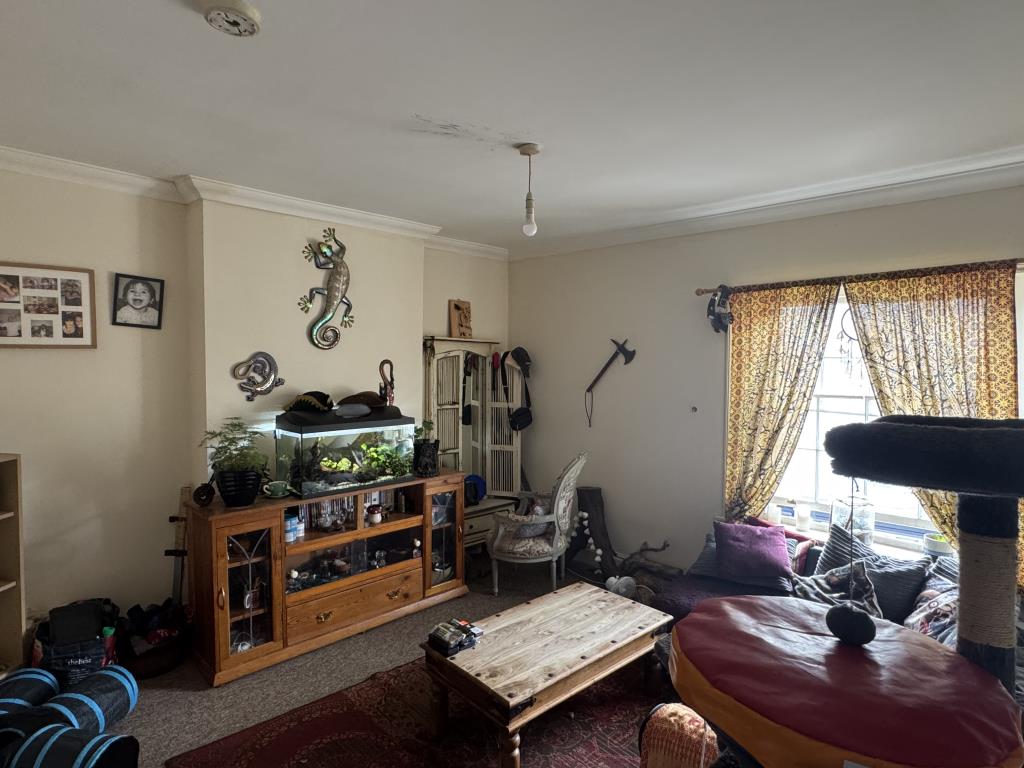 Lot: 99 - FREEHOLD BLOCK OF THREE TOWN CENTRE FLATS FOR INVESTMENT - Flat 3 Lounge